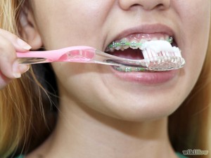 brushing-teeth-with-braces